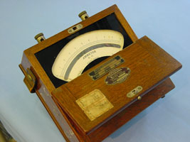 左：初期の国産携帯用直流電流計（1922年　横河電機製造）