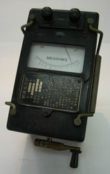1940年代の発電機式絶縁抵抗計（桑野電機製）