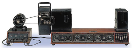 ベルギー万博で大賞を受賞したものと同型の３素子型電磁オシログラフ　（1930年代　横河電機製）