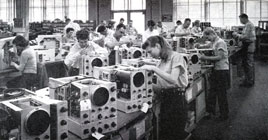 1960年当時のＨＰ　オシロスコープ生産風景と初期の代表的製品（右）