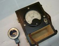 1960年代の照度計（左）と最近の照度計（右） いずれも横河電機製
